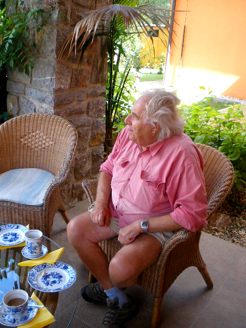 Photo: Barbora Šajmovičová Juraj Šajmovič na zahradě u svého syna. Foto: Barbora Šajmovičová, 2009.