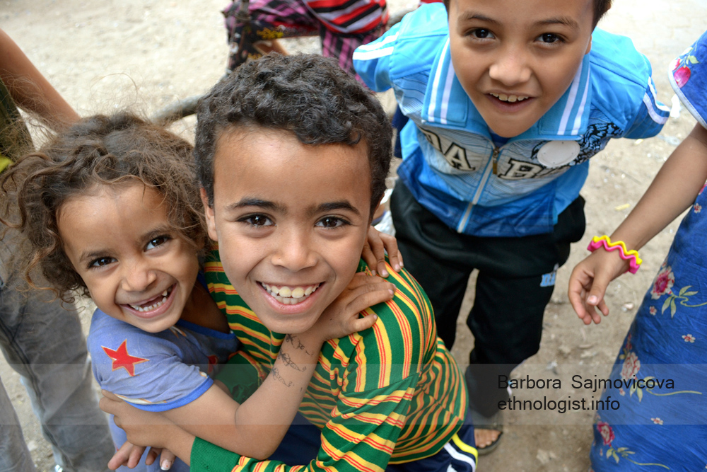 Photo: Barbora Sajmovicova Children smile in the Manshiyat Naser. Photo: Barbora Sajmovicova, 2011, Nikon D3100.