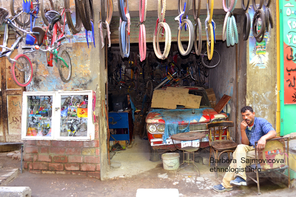 Photo: Barbora Sajmovicova Car and cycle repair shop in Manshiyat Naser. Photo: Barbora Sajmovicova, 2011, Nikon D3100.