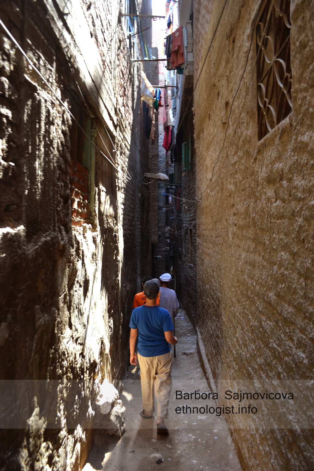 Photo: Barbora Sajmovicova Sheikh´s byway into the center of the Garbage City. Photo: Barbora Sajmovicova, 2011, Nikon D3100.