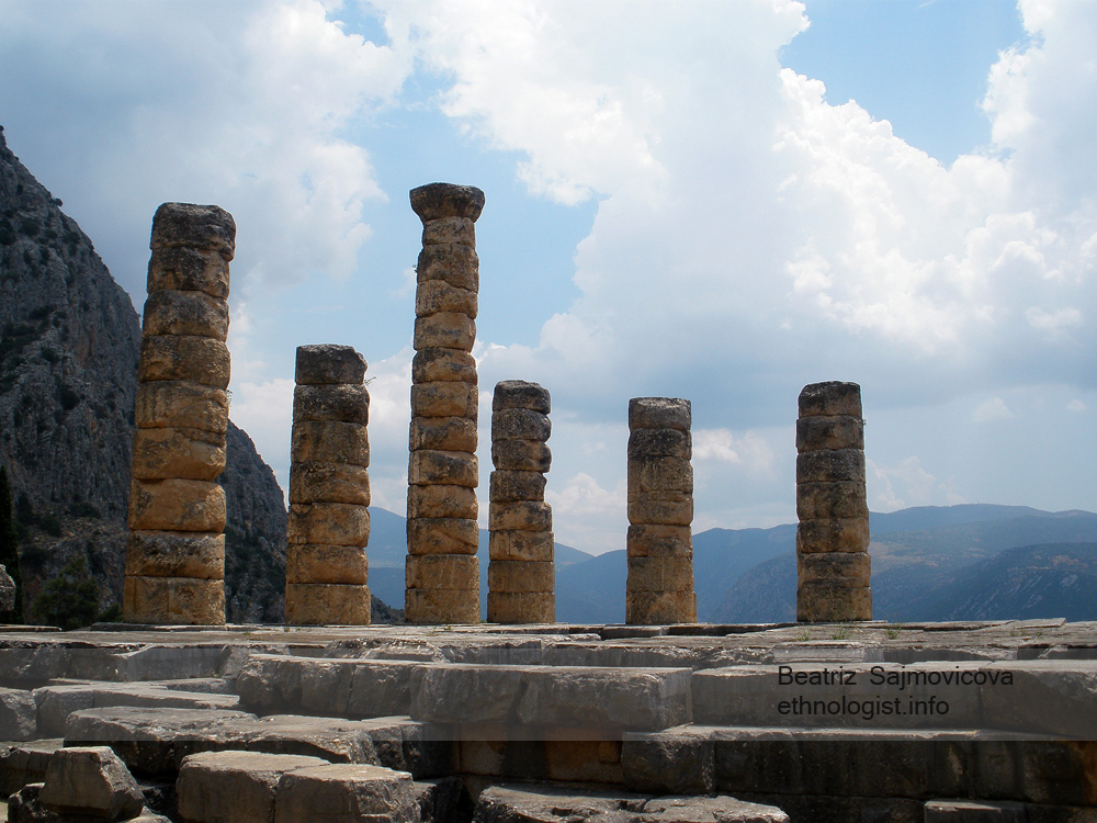Foto: Beatriz Šajmovičová Proslulé řecké Delfy, které věstily i lýdskému králi Kroisovi. Ten je, dle Hérodota, zahrnoval mnohými dary. Foto: Beatriz Šajmovičová, Olympus, 2010.