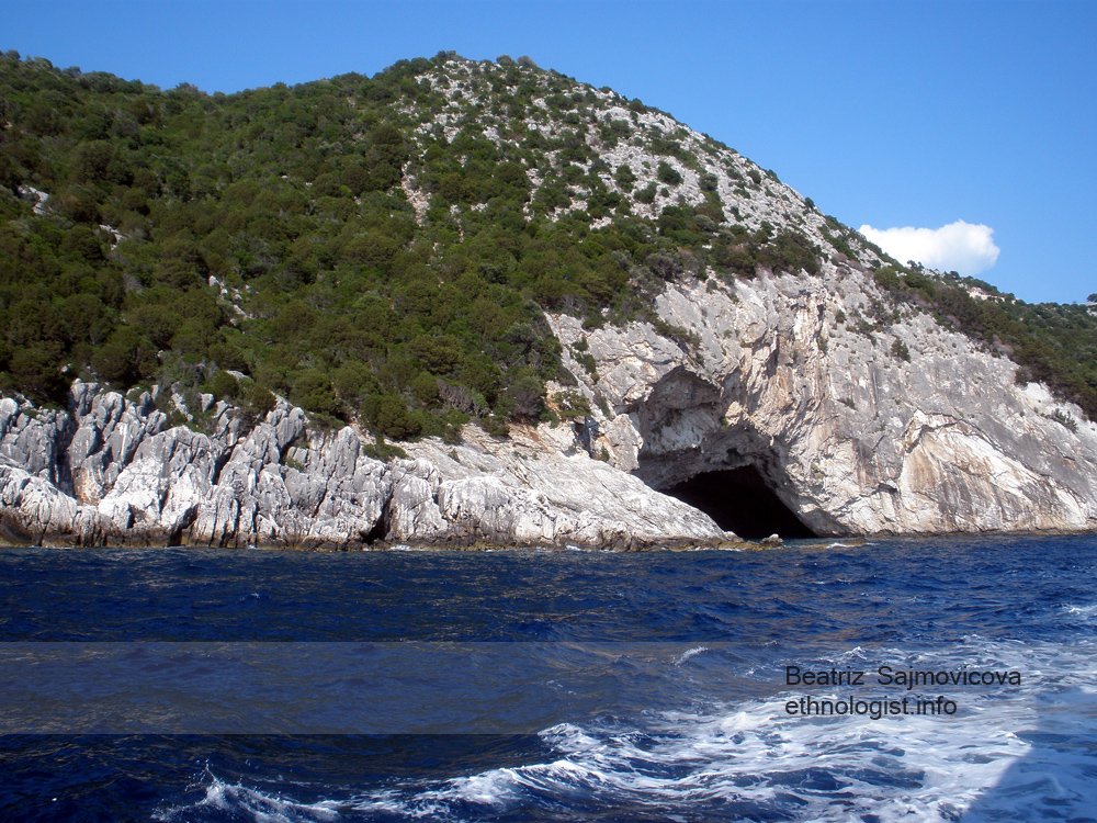 Foto: Beatriz Šajmovičová Tzv. mořské národy, o nichž je velmi málo známo, vyvrátily mnohé kultury ve Středozemním moři. Foto: Beatriz Šajmovičová (ostrov Meganisi), Olympus, 2010.