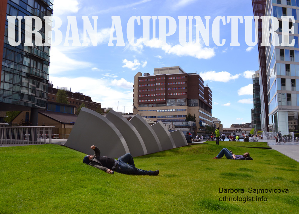 Foto: Barbora Šajmovičová Londýnská obchodní čtvrť nedaleko kanálu Little Venice. Foto: Barbora Šajmovičová, Londýn, 2015.