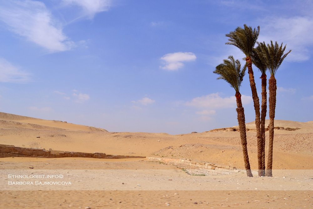 Foto: Barbora Šajmovičová Poušť nedaleko archeologické lokality Sakkára. Foto: Barbora Šajmovičová, 2011.