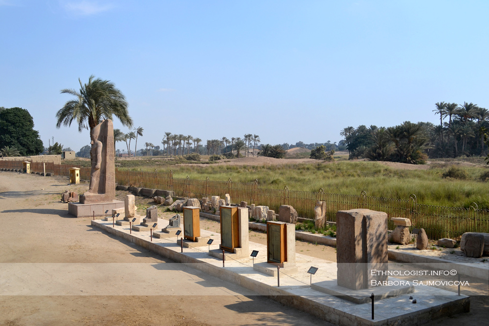 Foto: Barbora Šajmovičová Současné muzeum pod širým nebem v Memfisu. Foto: Barbora Šajmovičová, 2011.