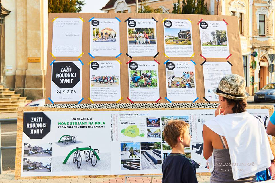 Foto: Šárka Lina Pohled na panel s projekty Zažít Roudnici jinak. Foto: Šárka Lina, 2016.