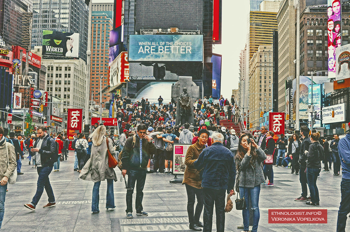 Photo: Veronika Vopelkova The world-famous Times Square full of people, neon lights and billboards. Photo: Veronika Vopelkova, New York, 2017.