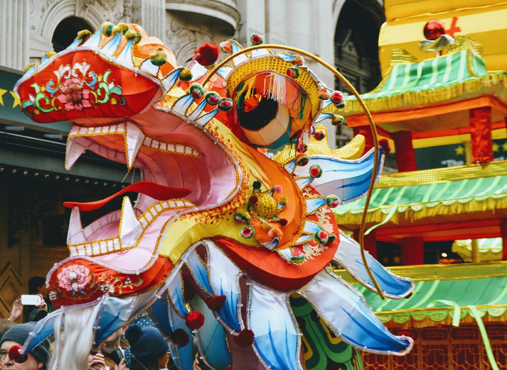 Foto: Barbora Zelenková Oslavy nového roku každoročně provázejí pestrobarevná procesí. Foto: Barbora Zelenková, Londýn, 2016.