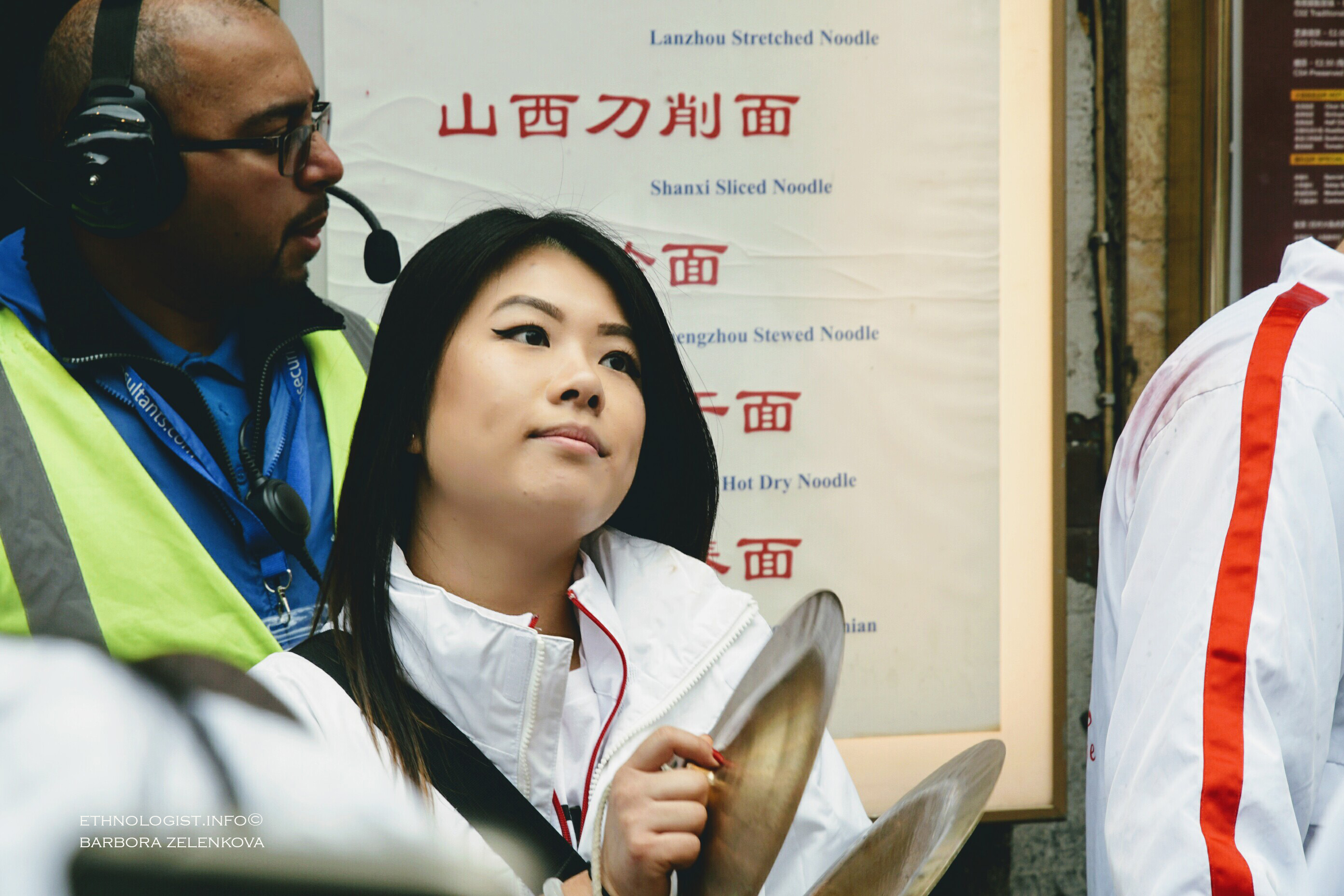 Foto: Barbora Zelenková Dívka hrající na činely v londýnském chinatown. Foto: Barbora Zelenková, Londýn, 2018.