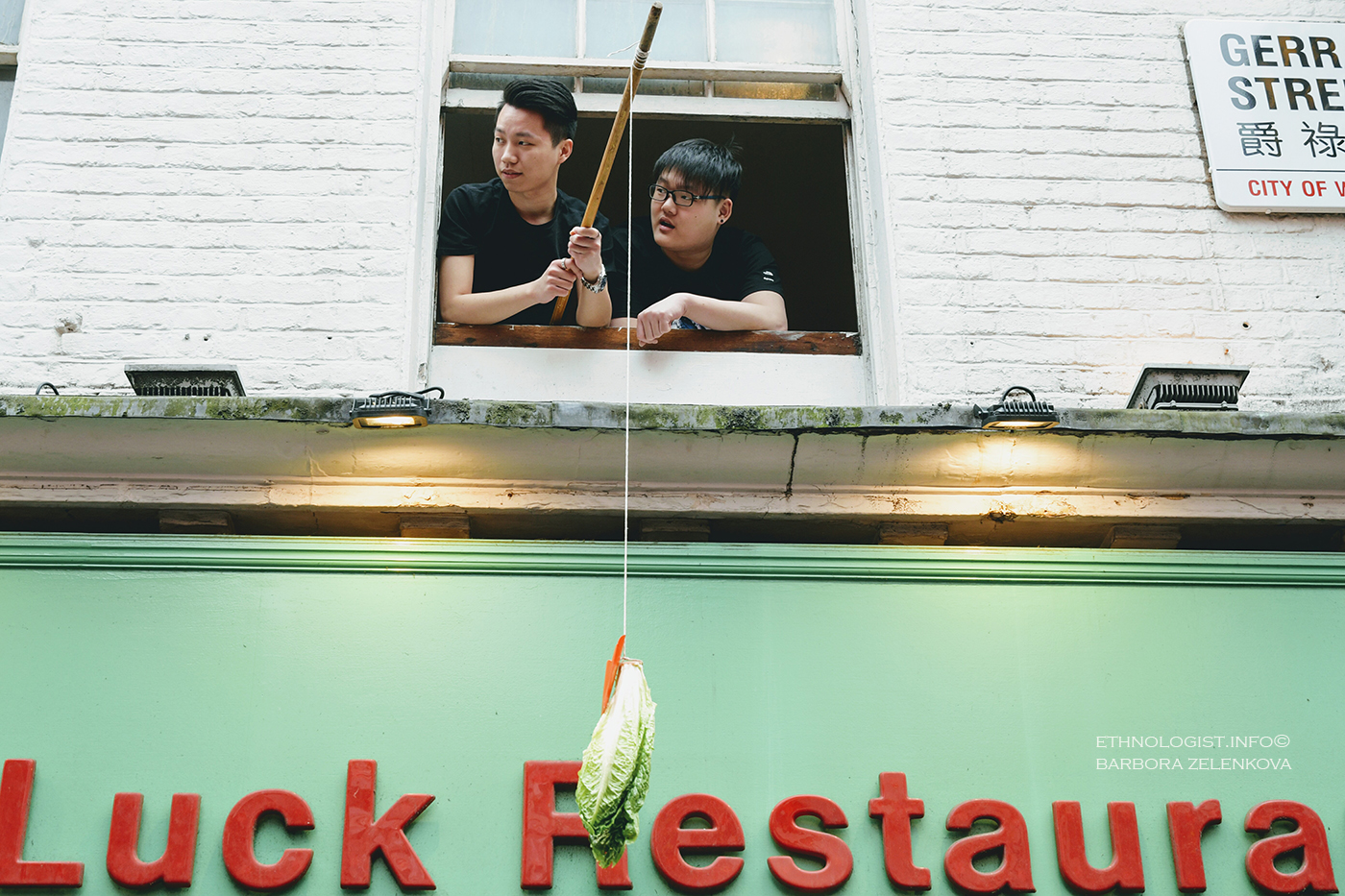 Foto: Barbora Zelenková Čínské "cai ching" neboli chycení salátu, "cai", v čínštině synonymem pro salát i štěstí. Foto: Barbora Zelenková, Londýn, 2018.