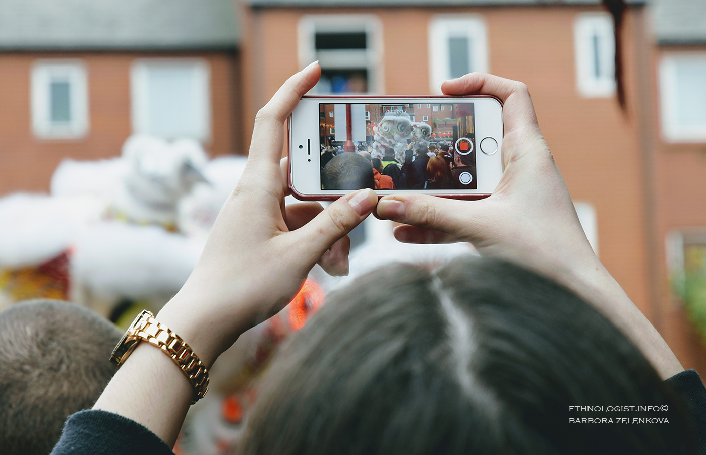 Foto: Barbora Zelenková Letošní čínské oslavy Nového roku v Londýně přilákaly rekordní počty lidí. Na kvalitní snímek nebo video čekali lidé dlouhé fronty. Foto: Barbora Zelenková, Londýn, 2018.