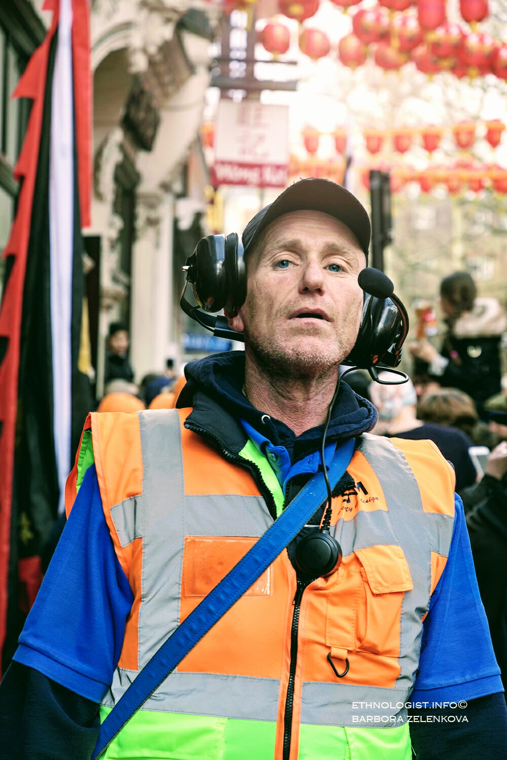 Foto: Barbora Zelenková Zabezpečení čínských oslav bylo nezbytné, zejména při uvolňování prostoru performujícím lvům před čínskými domy. Foto: Barbora Zelenková, Londýn, 2018.