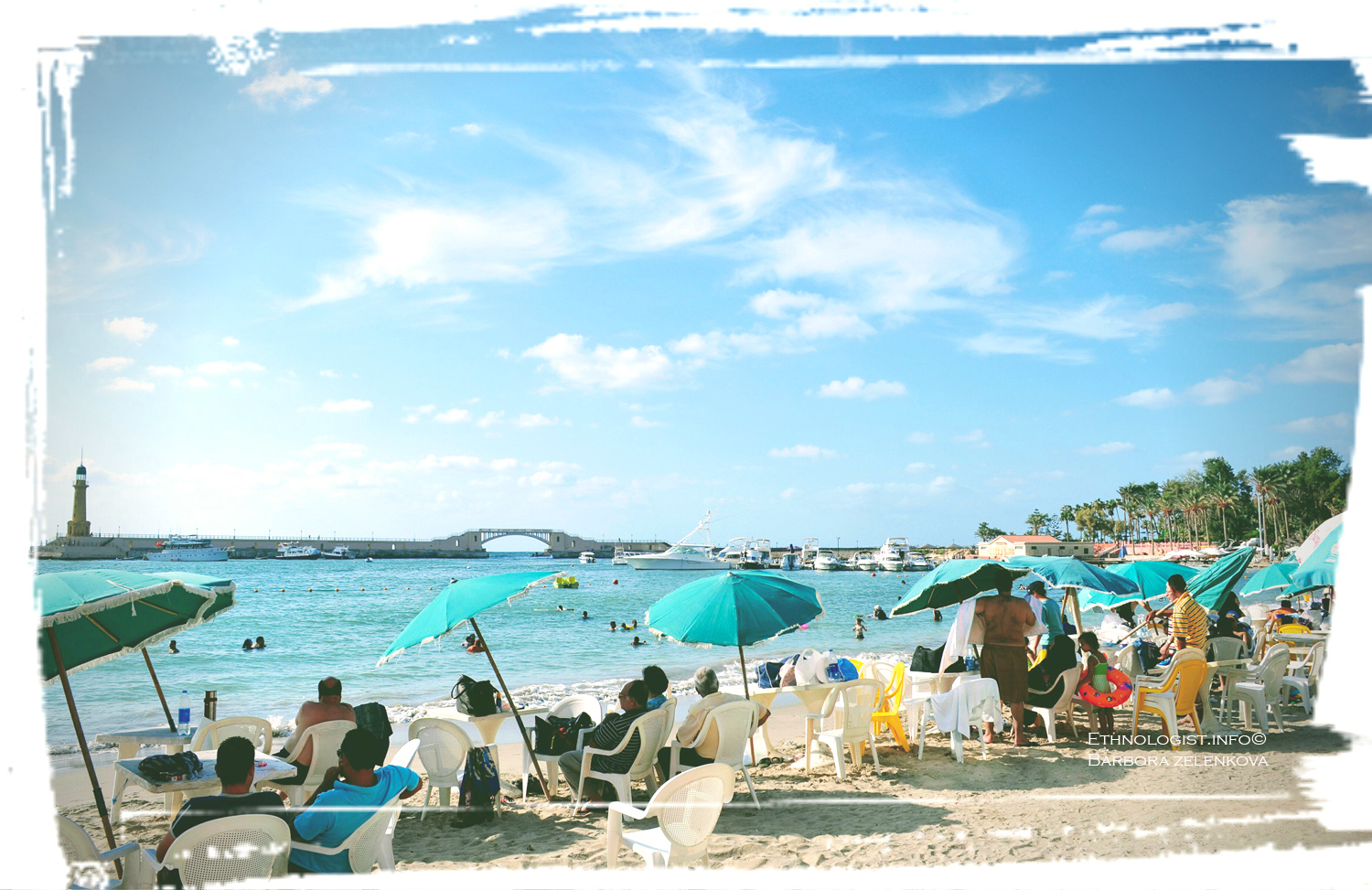 Foto: Barbora Zelenková Jedna z dalších smíšených pláží je situována vedle paláce Montaza a královských zahrad posledního egyptského monarchy krále Farúka v Alexandrii. Výhodou této pláže je, že nemusíte nijak prokazovat manželský svazek.Foto: Barbora Zelenková, Nikon D3100, Alexandrie, 2011.