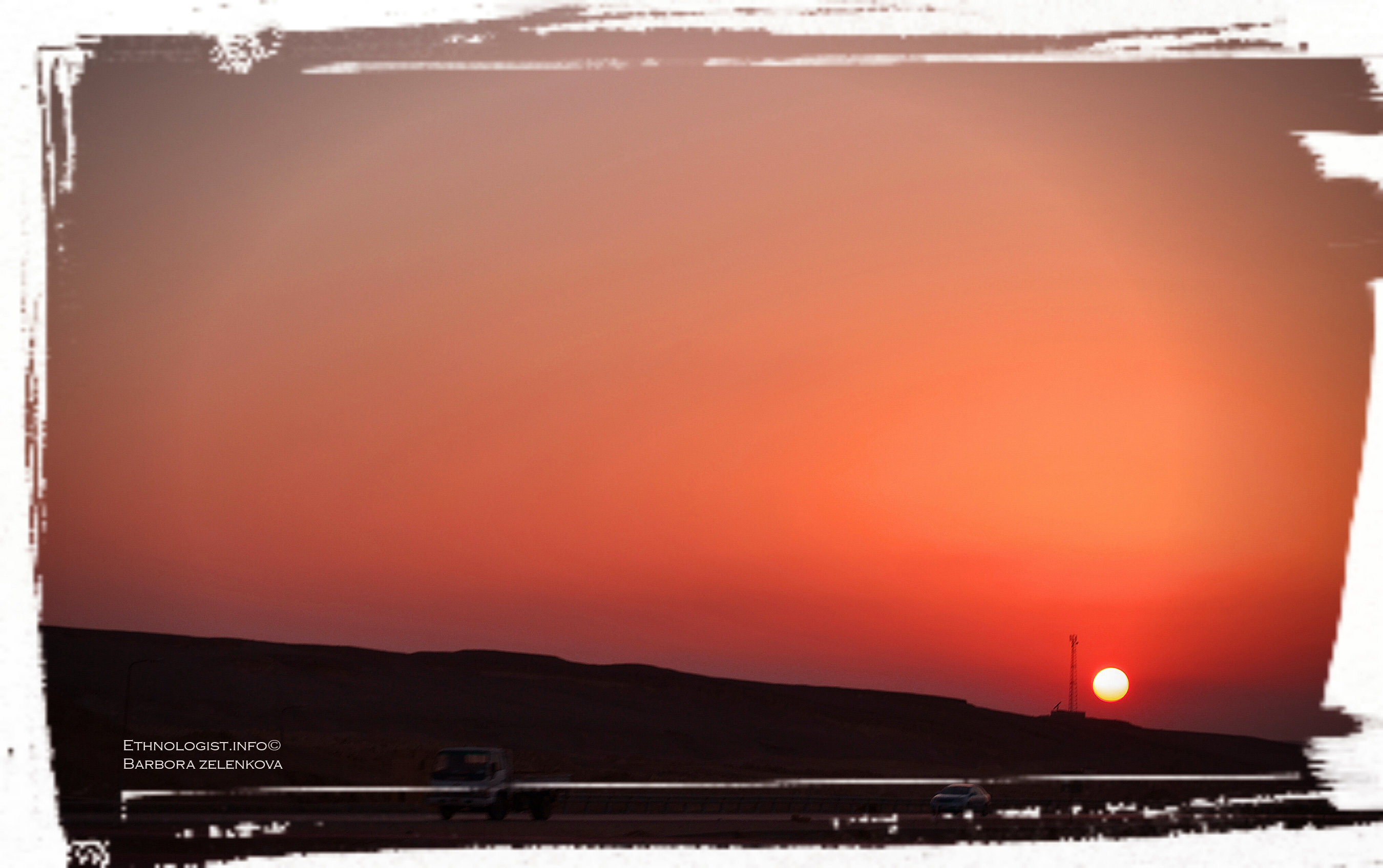 Foto: Barbora Zelenková Západ Slunce v egyptské poušti cestou do Káhiry. Foto: Barbora Zelenková, Nikon D3100, 2011.