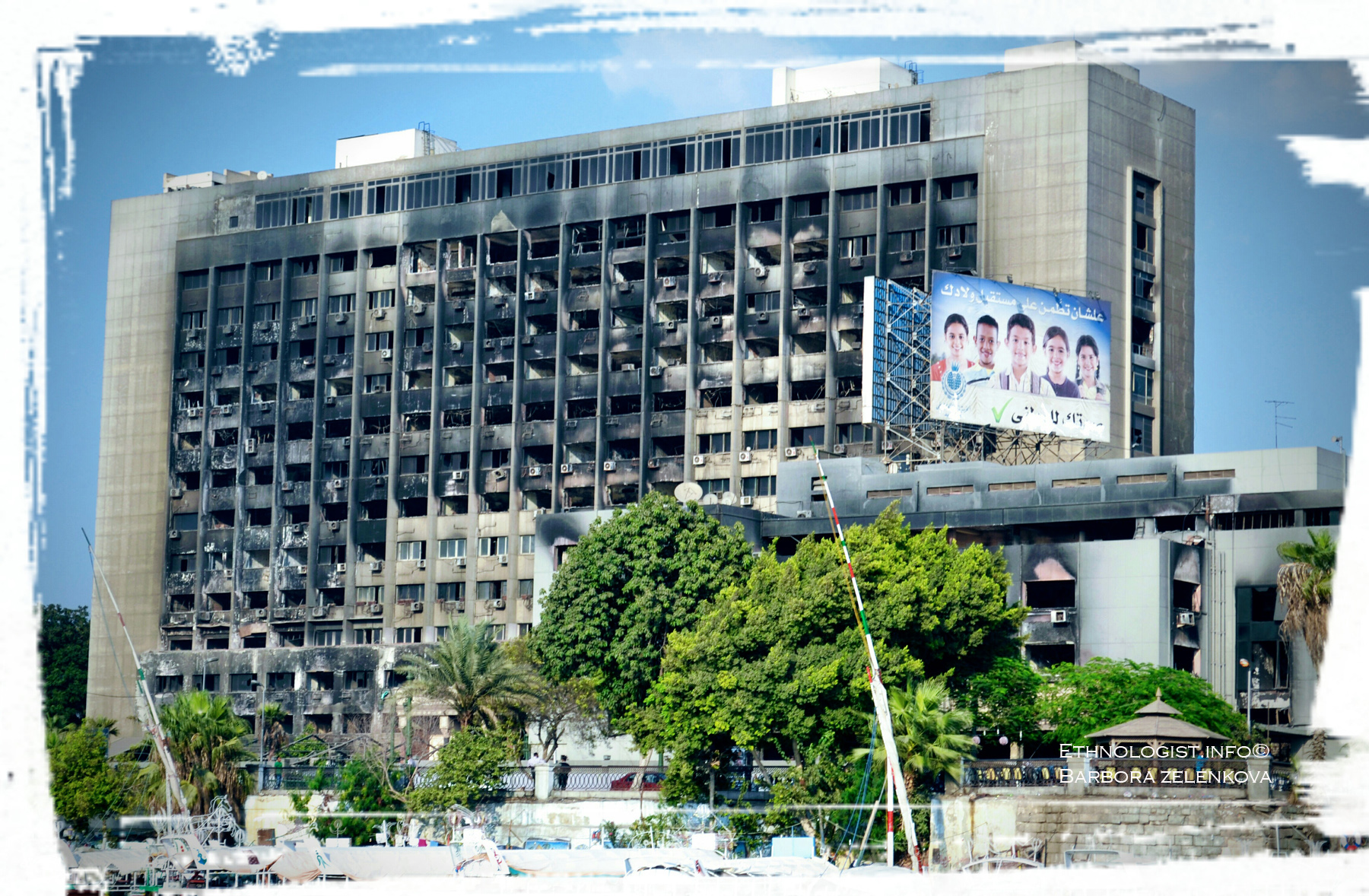Foto: Barbora Zelenková Vyhořelé sídlo Národně demokratické strany Egypta během lidových demonstrací v roce 2011. Foto: Barbora Zelenková, 2011.