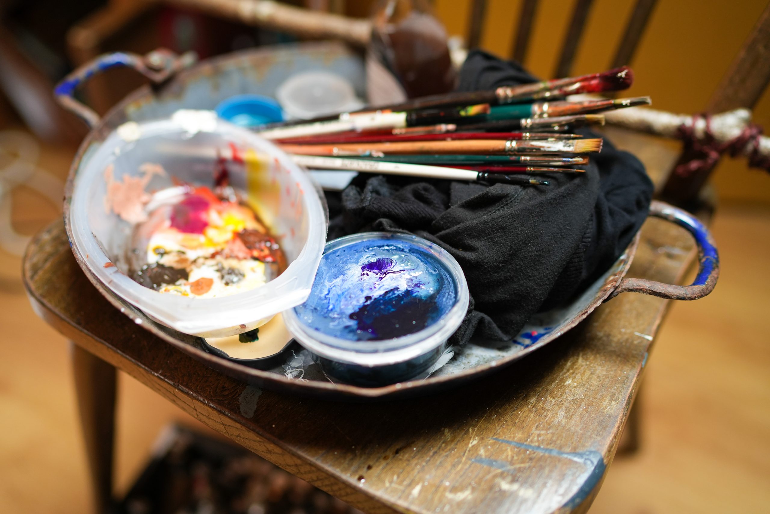 Photo: Barbora Zelenkova Melissa's current studio, based in her English home, is situated atop an old barn. It features a roof window that provides natural light, an essential element for any painter or artist.