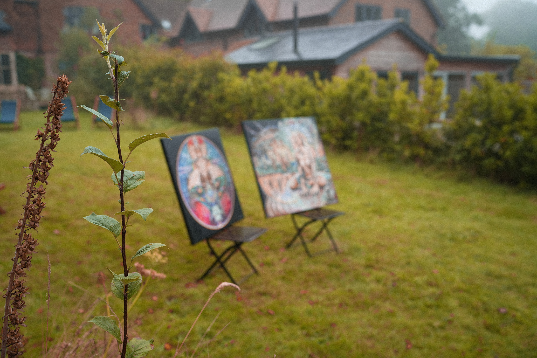 Photo: Barbora Zelenkova Across the downs so free, into Sussex by the sea.” Inspired by Virginia Woolf’s affinity for the Sussex landscape, the English countryside for Melissa represents a canvas of endless inspiration. In the rolling hills and historic vistas of West Sussex, she finds a spiritual connection to the land, weaving its ancient stories and natural beauty into the fabric of her artistic expressions.