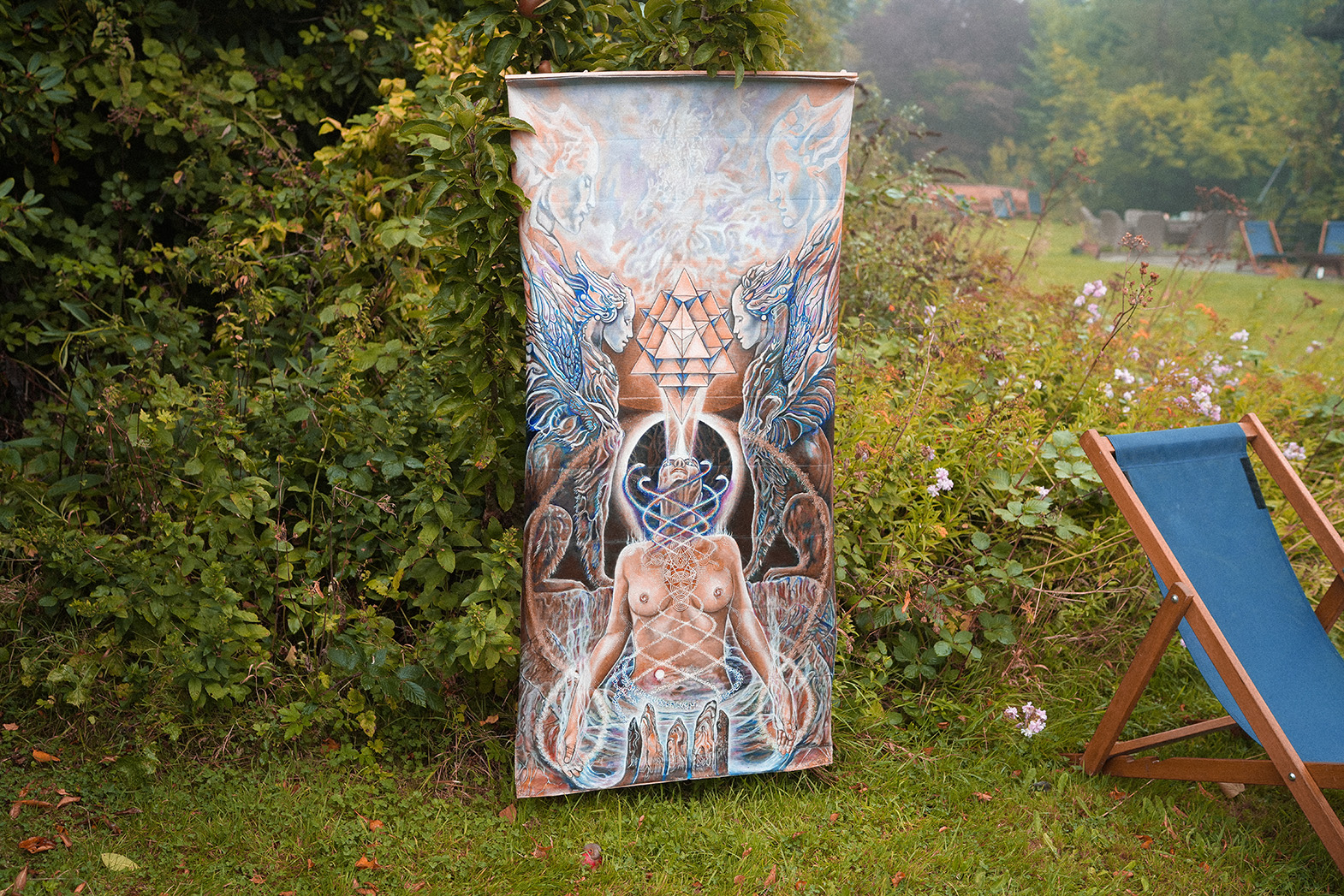 Photo: Barbora Zelenkova Placing Melissa's artwork, 'SPHINX GATEWAY,' in the garden on a typical misty and moody English day brought an unexpected vibrancy to the setting. The artwork seemed to come alive against the backdrop of the fog, with the light emanating from the painting illuminating the garden as if the art itself breathed life into the surroundings.